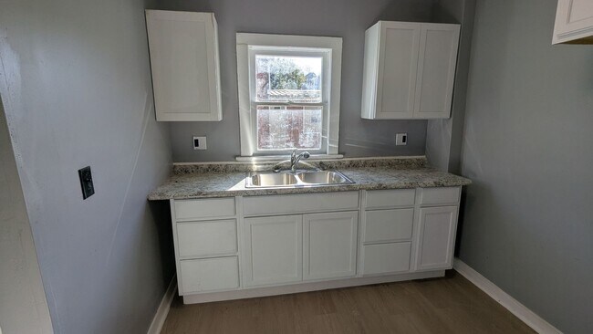 Building Photo - Welcome to your charming home located in the vibrant city of Akron