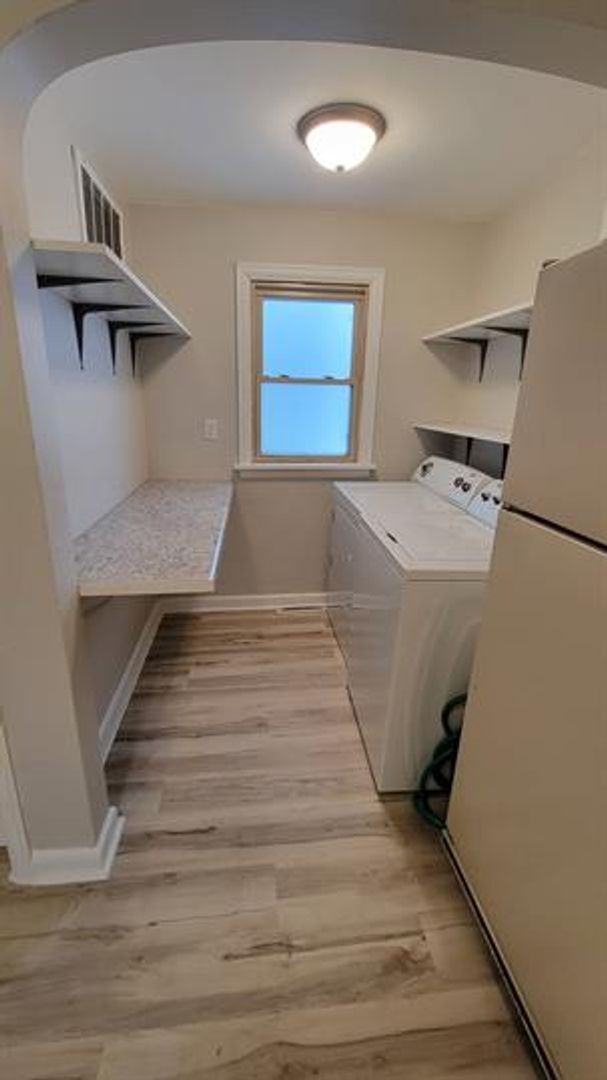Building Photo - **Charming 1-Bedroom Plus Den Home with Modern Comforts**
