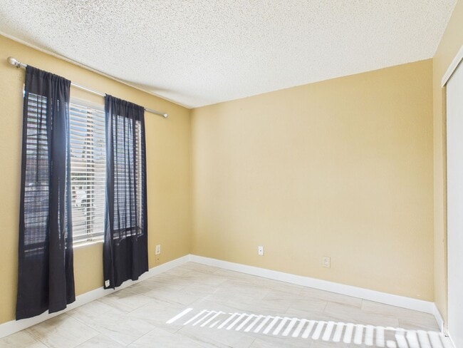 Building Photo - Peoria Ave. #140