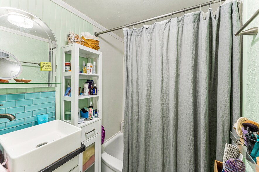 Building Photo - 42 Fox St