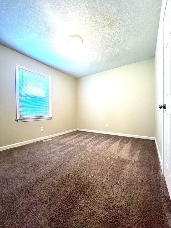 Building Photo - 3 BEDROOM MADE FOR YOU - Available for Mov...