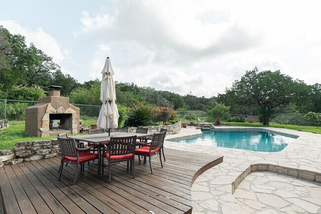 Building Photo - Wonderful Home with Swimming Pool!