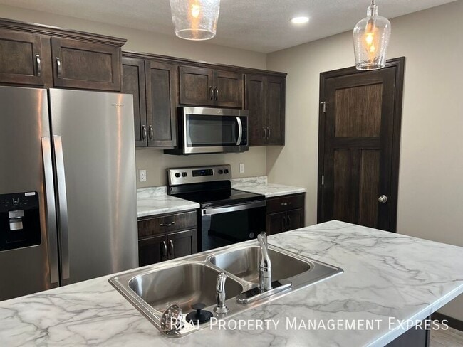 Building Photo - Beautiful 3 Bedroom 1.5 Bathroom Townhome!