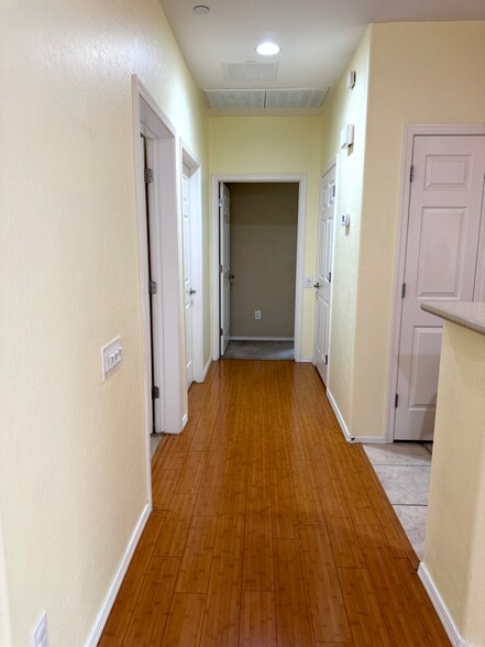 Building Photo - 6868 Sky Pointe Dr