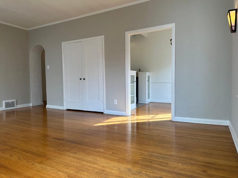 Building Photo - 415 Cloverdale Ave