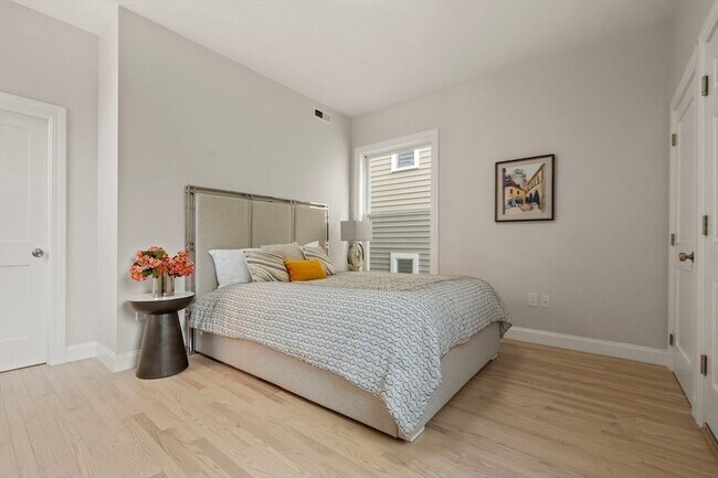 Building Photo - 587 E Broadway