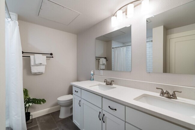 Building Photo - 529 NW 21st Ave