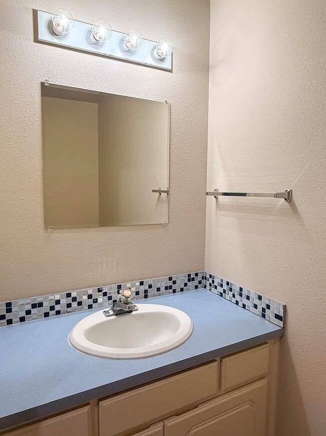 Building Photo - 3200 Lorian Ln SE