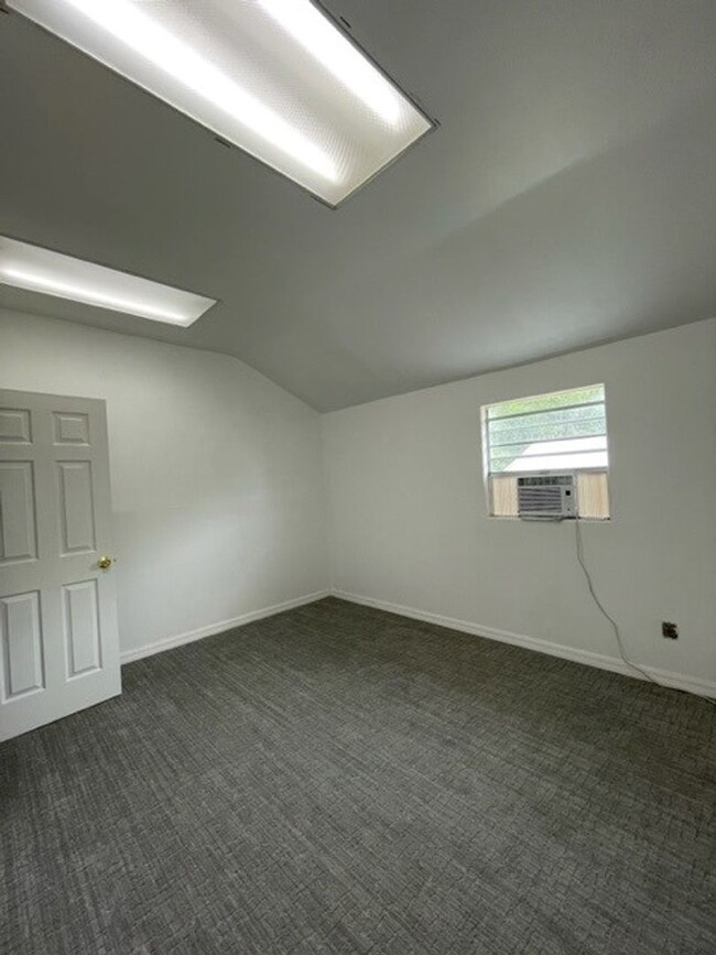 Building Photo - UTILITIES INCLUDED W/ RENT! 1 Bed 1 Bath u...