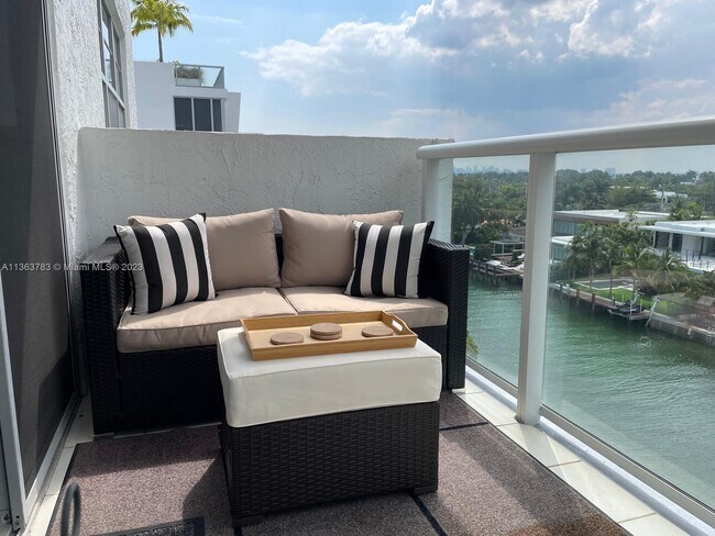 Building Photo - 10000 W Bay Harbor Dr