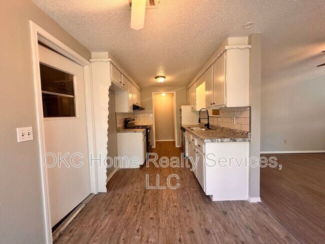 Building Photo - 9313 NE Stardust Ln
