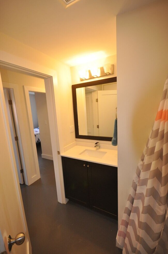 Building Photo - Amazing 3 bed 1.5 bath in the South End!!!