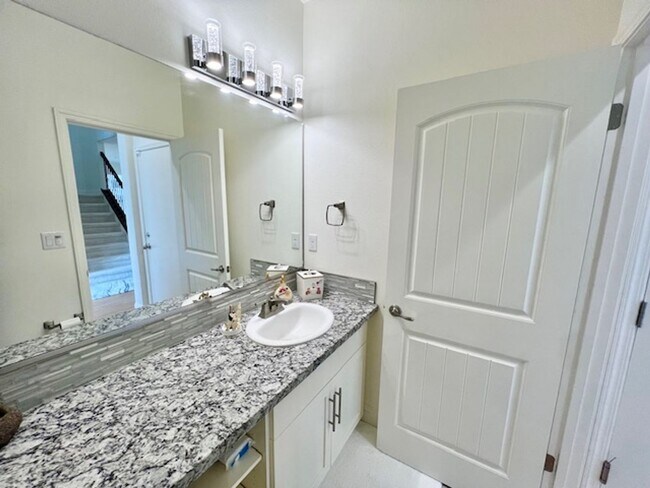 Building Photo - Beautiful 4 Bedroom Home in Clovis!