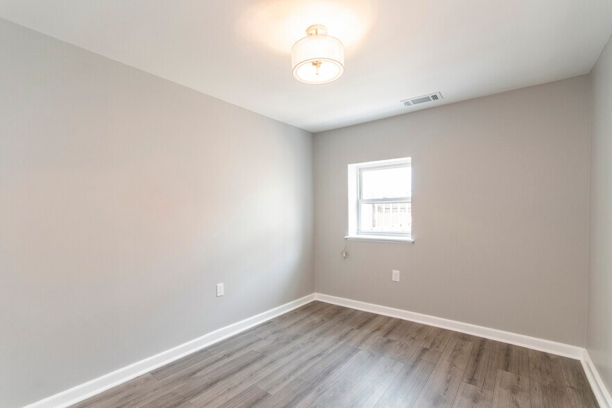 Building Photo - 515 W Girard Ave