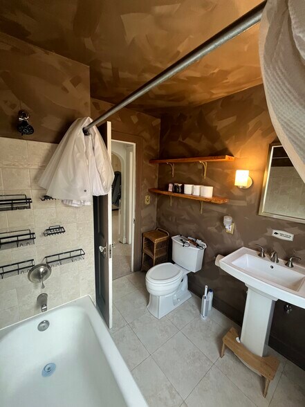 Bath - 4937 W Schubert Ave