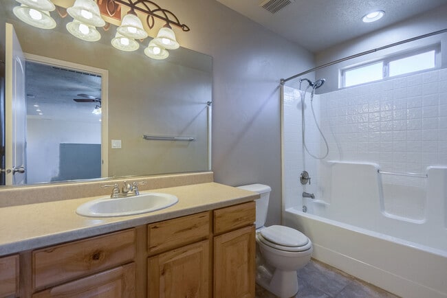 Building Photo - Beautiful St. George Home - Community Pool...
