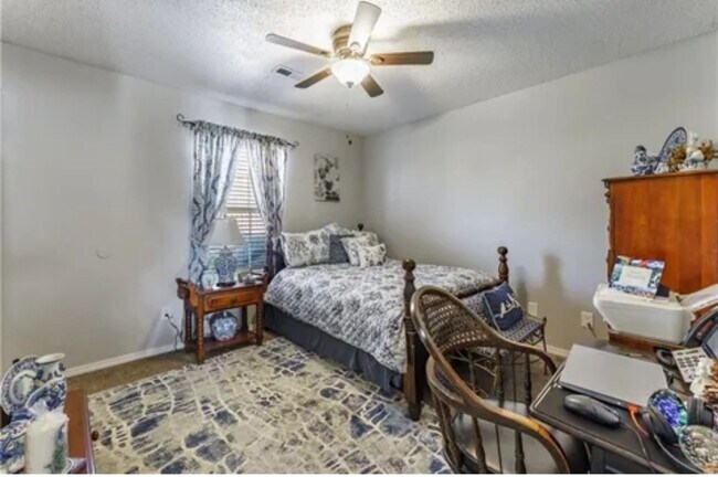 Building Photo - 2 bedroom 1 bath duplex with 1 car garage