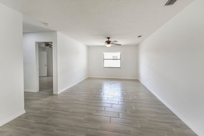 Building Photo - 1168 SE Clifton Ln