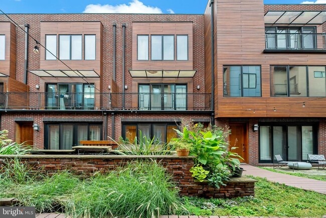 Building Photo - 1247 E Columbia Ave