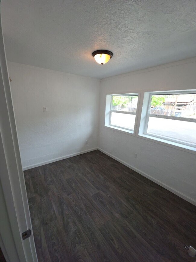 Building Photo - 13451 Lakeshore Dr