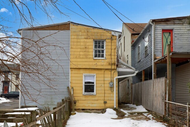 Building Photo - Available Now! 2 Bedroom House with Parkin...
