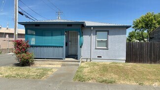 Building Photo - Updated Throughout