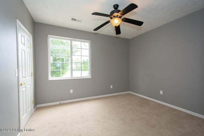 Building Photo - 2704 Bradford Commons Dr