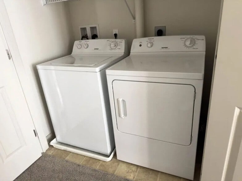 Building Photo - 2038 Shady Oak Dr