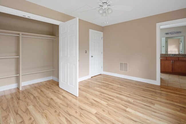 Building Photo - Modern Kenilworth Home