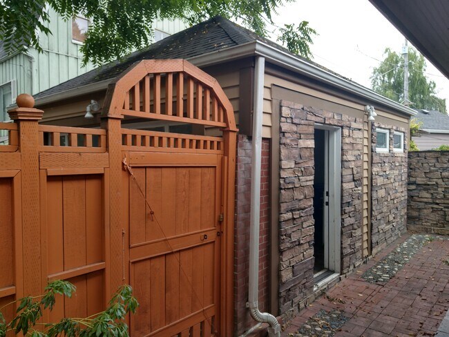 Building Photo - 5501 Brooklyn Ave NE