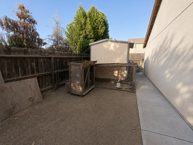 Building Photo - 3290 N Vista Ave