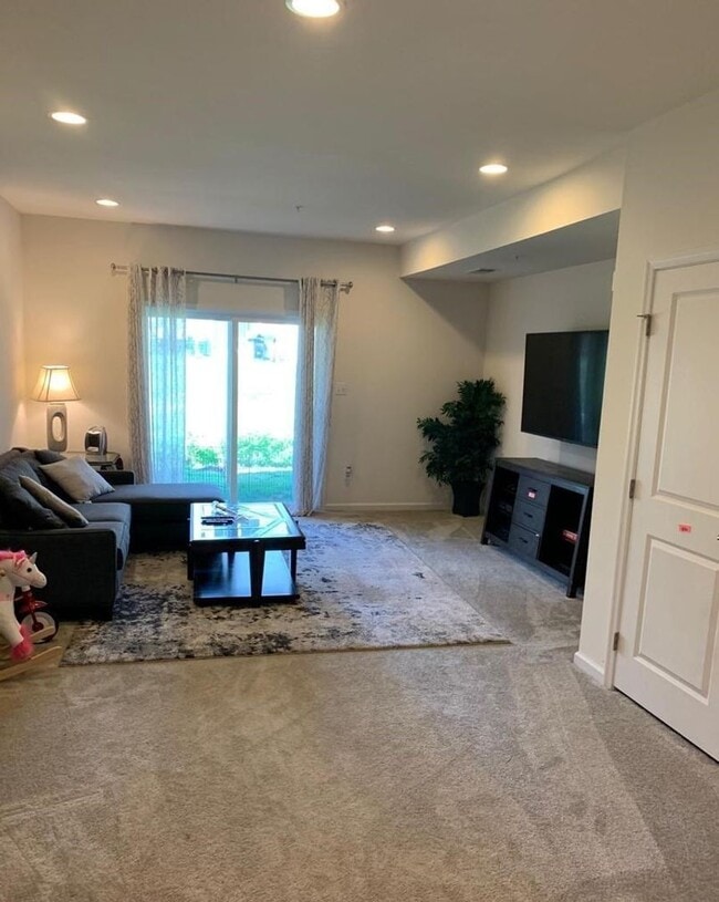 Building Photo - Captivating 3 BR/3 BA Townhome in Glen Bur...