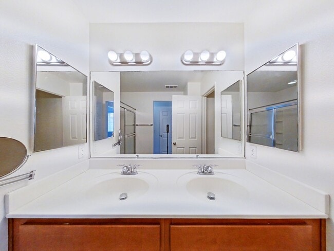 Building Photo - Spacious 3-Bedroom Home in Prime San Diego Location