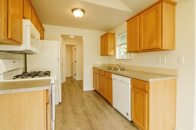 Building Photo - Modern Duplex with Garage and Backyard