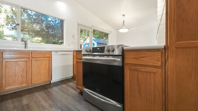 Building Photo - Charming Bellevue Home with Spacious Lot a...