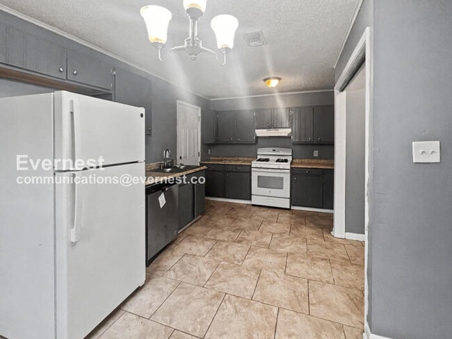 Building Photo - 3 Bed, 2 Bath Home with Fenced Yard / Pet-Friendly / Vouchers Accepted / Available Now!