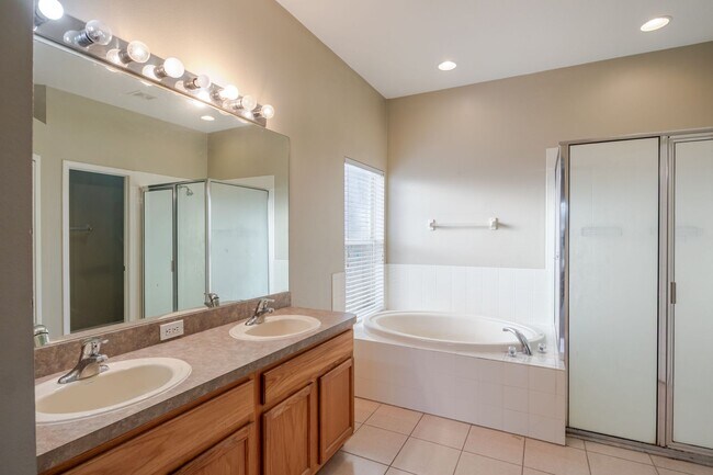 Building Photo - Highly Desirable Land O’ Lakes Rental With Easy Tampa Access