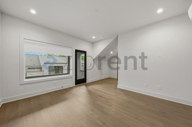 Building Photo - 425 S Walker St