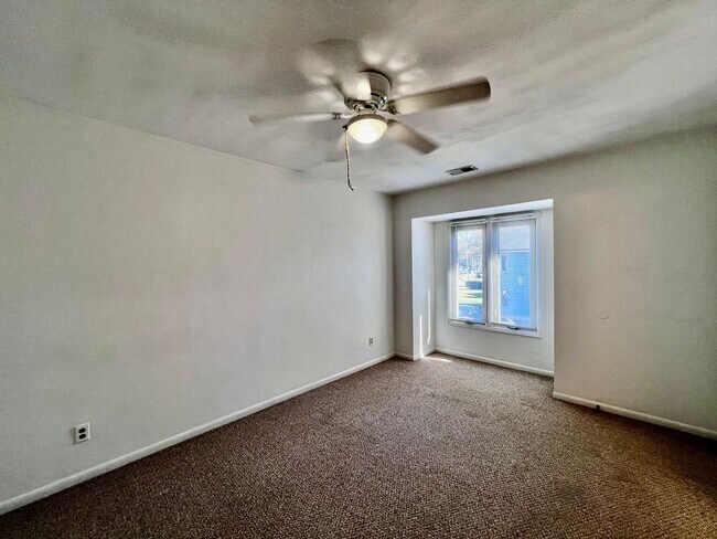 Building Photo - 622 Pinewood Dr