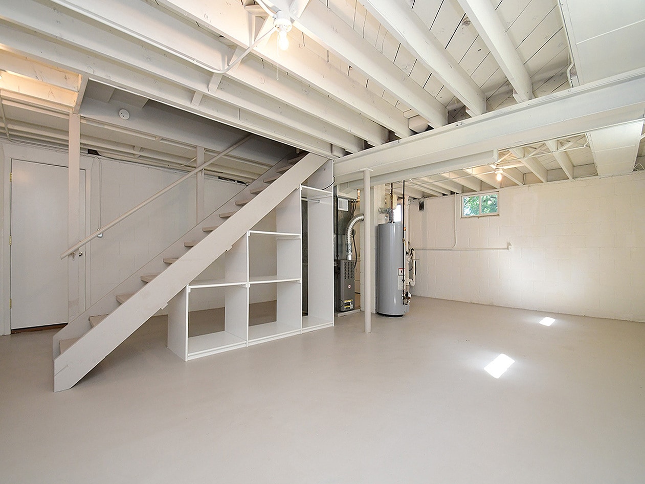 Large clean basement - 3330 S 82nd St