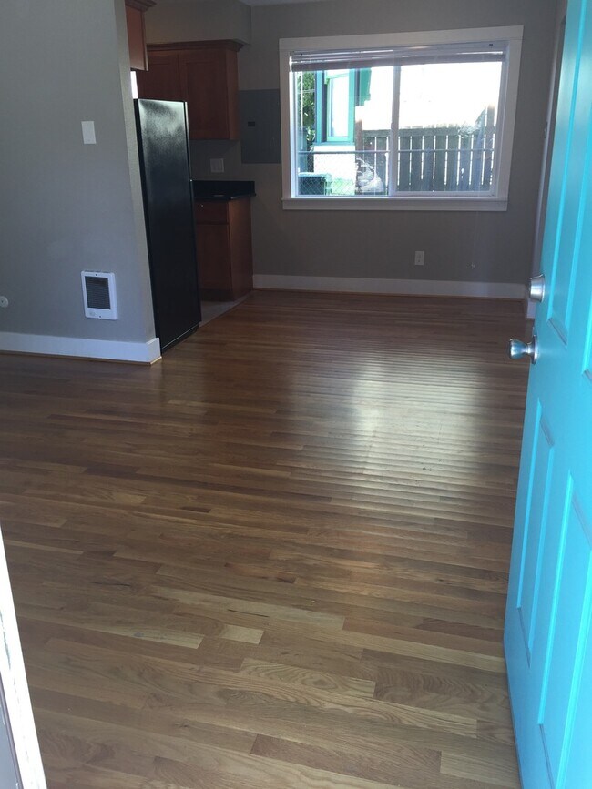 Building Photo - Upper corner unit 1 bed on Belmont, granite, hardwoods, off street parking!