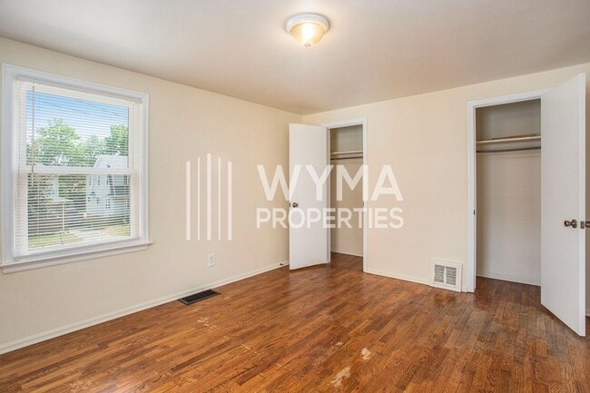 Building Photo - AVAILABLE MID-JULY!! 3 Bedroom, 1.5 Single...