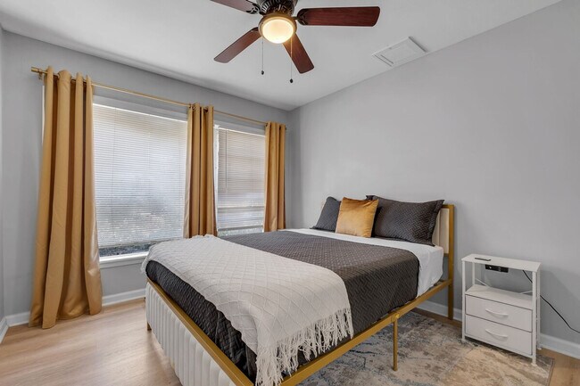 Building Photo - 218 Cactus St