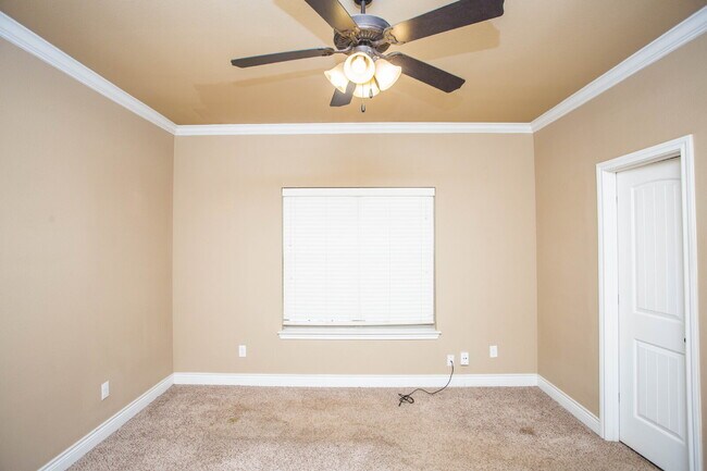 Building Photo - Charming 4 Bedroom, 2 Bath Two-Story Duplex