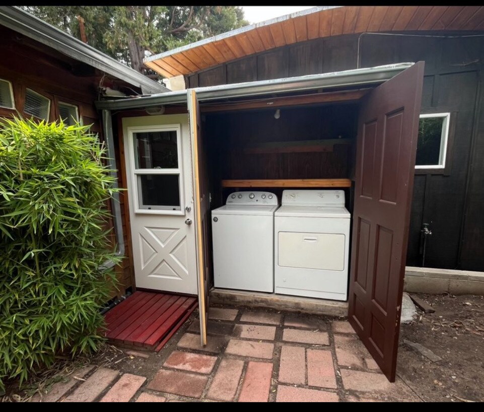 laundry - 1417 Old Topanga Canyon Rd
