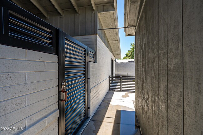 Building Photo - 6227 N 13th Pl