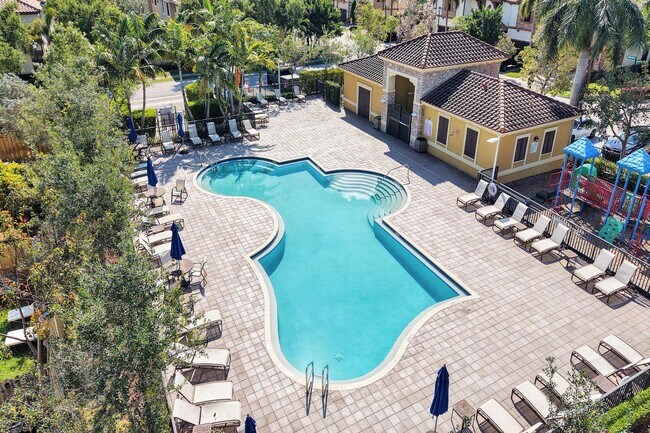 Building Photo - Gorgeous Townhome in Parkland