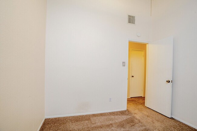 Building Photo - Spacious 3-Bedroom Single Family Home in S...