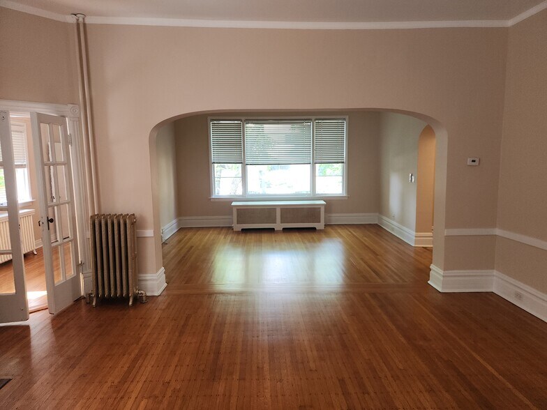 Large Double rooms - 260 S Marion St
