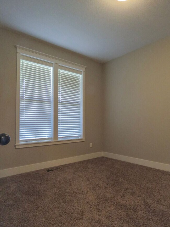 Building Photo - 5 Bedroom 3 Bathroom home available in New...